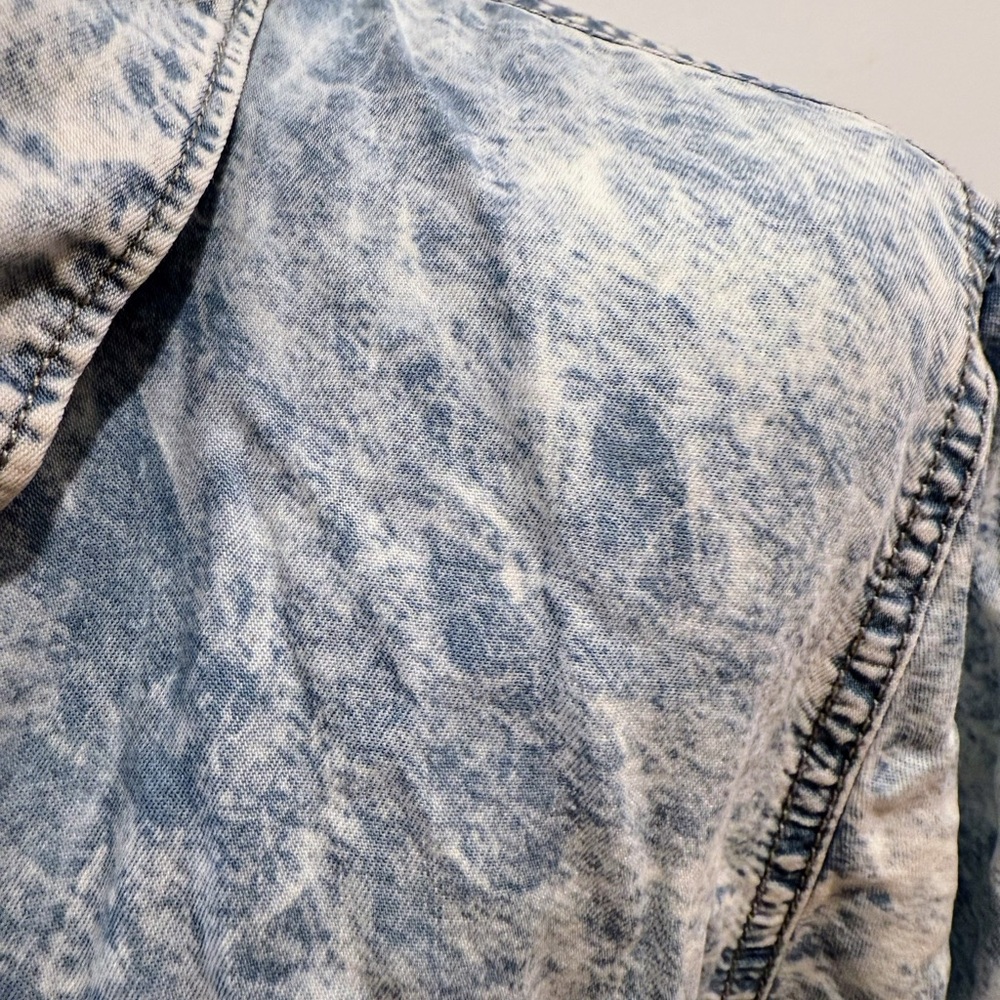 Thread & Supply Acid Wash Denim Button Up Shirt Size Large - Picture 8 of 11
